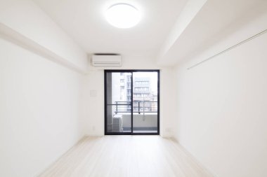 Mobilyası olmayan yeni inşa edilmiş bir dairede yaşam alanı.