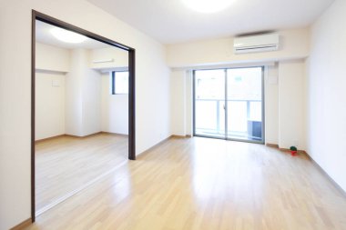 Mobilyası olmayan yeni inşa edilmiş bir dairede yaşam alanı.