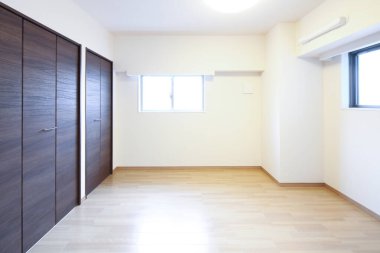 Mobilyası olmayan yeni inşa edilmiş bir dairede yaşam alanı.