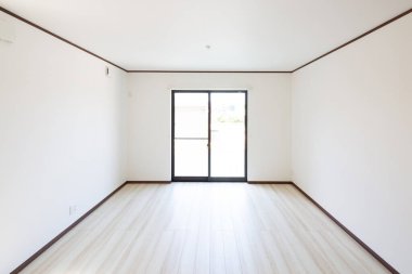 Mobilyası olmayan yeni inşa edilmiş bir dairede yaşam alanı.