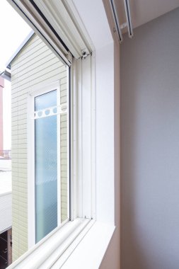 Mobilyası olmayan yeni inşa edilmiş bir dairede yaşam alanı.