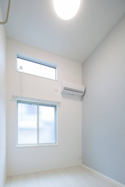 Mobilyası olmayan yeni inşa edilmiş bir dairede yaşam alanı.