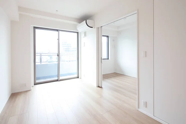 在没有家具的新建公寓里的生活空间 — 图库照片
