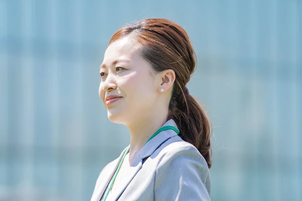 Portret Van Lachende Aziatische Japanse Zakenvrouw Buiten Zonnige Dag — Stockfoto