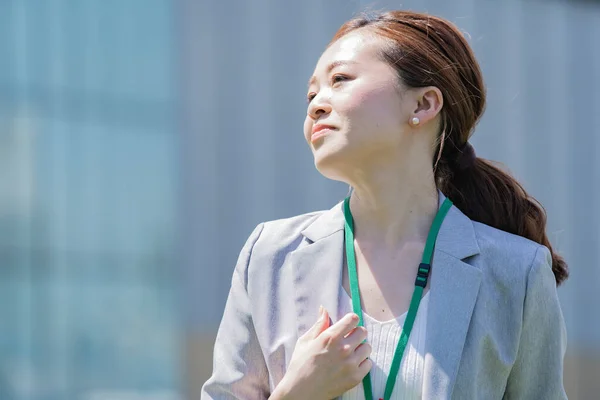 Güneşli Bir Günde Açık Havada Gülümseyen Asyalı Japon Kadınının Portresi — Stok fotoğraf