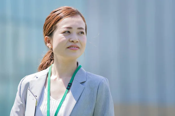 Portret Van Lachende Aziatische Japanse Zakenvrouw Buiten Zonnige Dag — Stockfoto