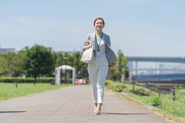 Mujer Negocios Asiática Viajando Distrito Negocios Ropa Casual Negocios —  Fotos de Stock