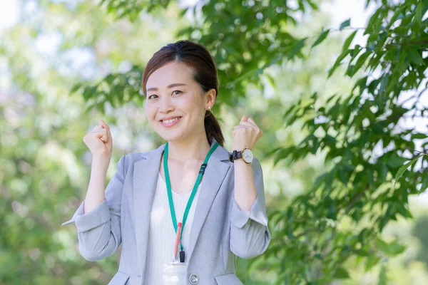 Asiática Japonesa Trabajadora Oficina Posando Fuertemente Con Ambas Manos —  Fotos de Stock