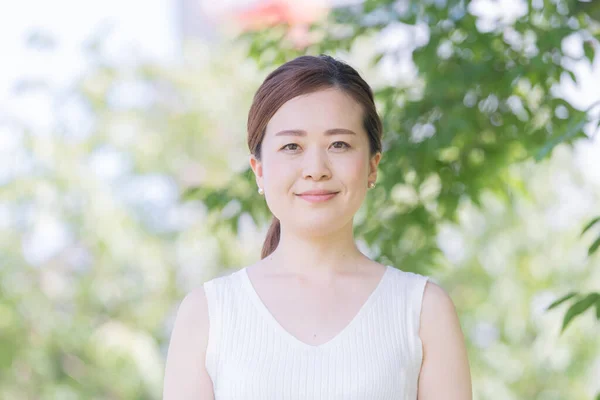 Aziatisch Japans Jonge Vrouw Met Mooie Huid Omgeven Door Groen — Stockfoto