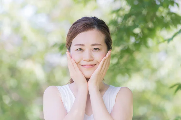 Aziatisch Japans Jonge Vrouw Met Mooie Huid Omgeven Door Groen — Stockfoto