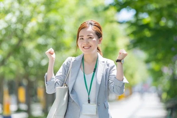 Asiatische Japanische Büroangestellte Posiert Stark Mit Beiden Händen — Stockfoto