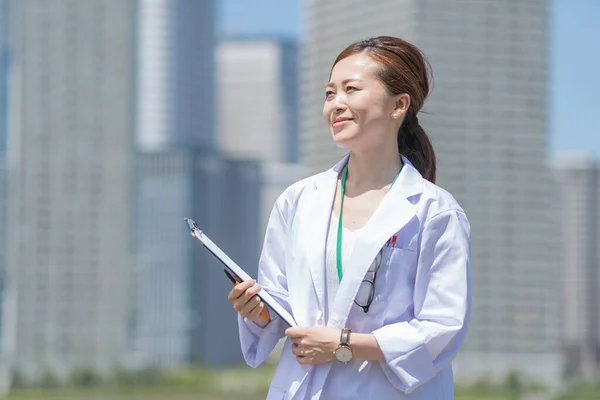 Retrato Una Doctora Con Una Bata Blanca Sonriendo Aire Libre —  Fotos de Stock