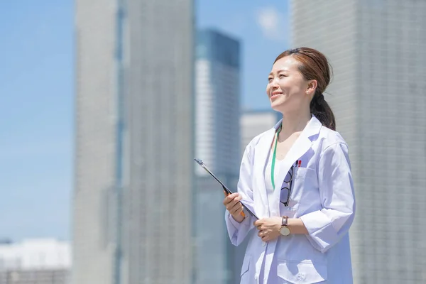 Açık Havada Gülümseyen Beyaz Önlüklü Bir Kadın Doktor Portresi — Stok fotoğraf