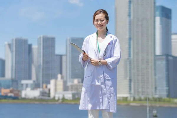 Açık Havada Gülümseyen Beyaz Önlüklü Bir Kadın Doktor Portresi — Stok fotoğraf