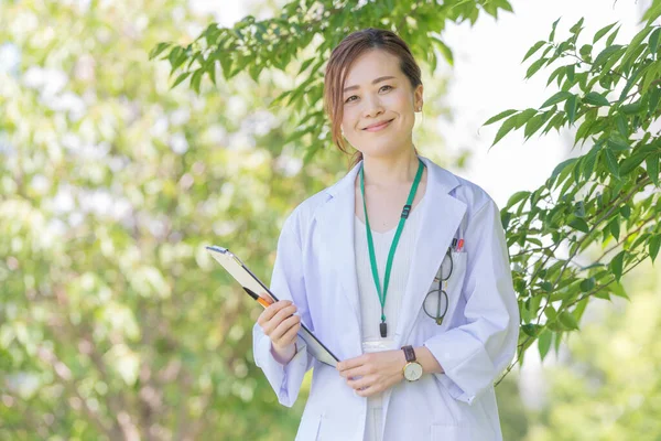 Retrato Una Doctora Con Una Bata Blanca Sonriendo Aire Libre —  Fotos de Stock