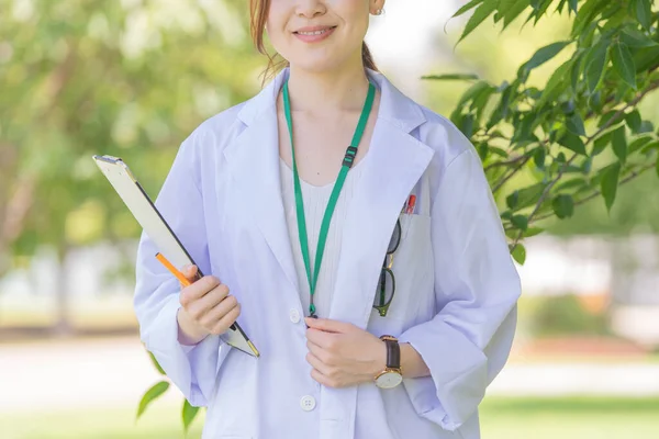 Açık Havada Gülümseyen Beyaz Önlüklü Bir Kadın Doktor Portresi — Stok fotoğraf