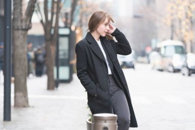 Genç bir kadın aşığıyla şehrin caddesinde buluşuyor.