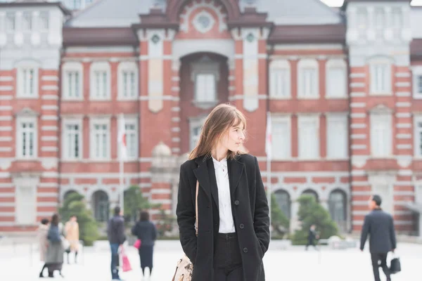 Uma Jovem Mulher Passeando Tijolo Estação Tóquio Tóquio Japão — Fotografia de Stock