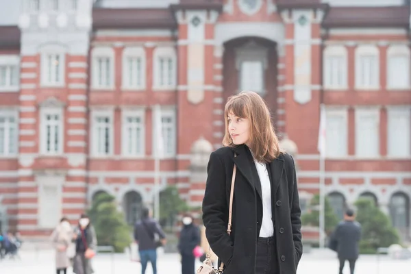 Uma Jovem Mulher Passeando Tijolo Estação Tóquio Tóquio Japão — Fotografia de Stock