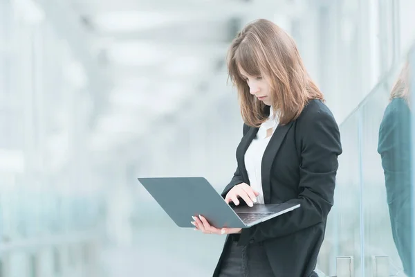 Porträt Einer Jungen Geschäftsfrau Mit Laptop Geschäftsviertel — Stockfoto