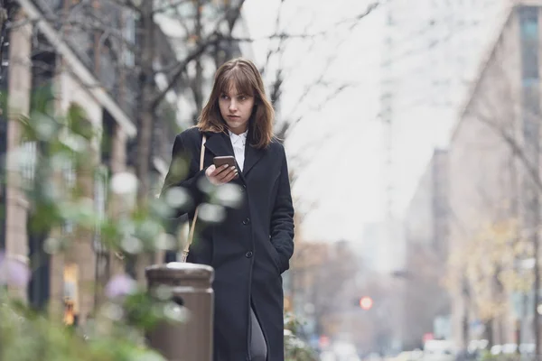 Jovem Mulher Usando Smartphone Rua Cidade — Fotografia de Stock
