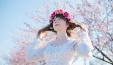 Genç beyaz kadın portresi, kiraz çiçekleri açmış.