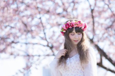 Genç beyaz kadın portresi, kiraz çiçekleri açmış.