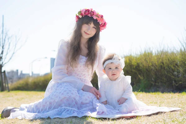 Young Caucasian Mother Baby Wearing Corolla Playing Park — Stock Photo, Image