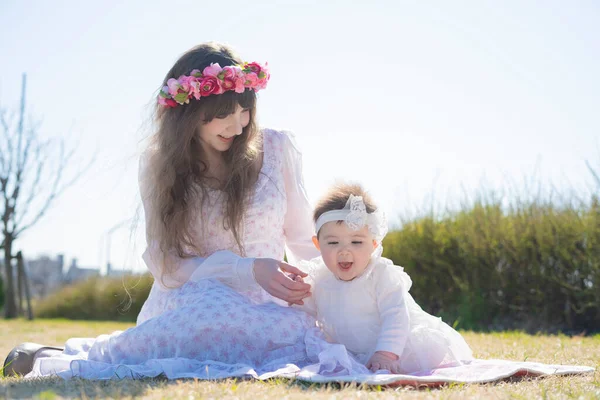 Young Caucasian Mother Baby Wearing Corolla Playing Park — Stock Photo, Image