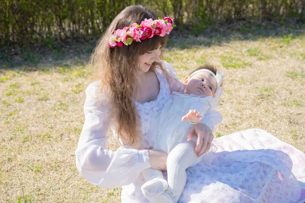 Ung Kaukasisk Mor Och Baby Klädd Korolla Leker Parken — Stockfoto