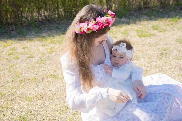 Ung Kaukasisk Mor Och Baby Klädd Korolla Leker Parken — Stockfoto