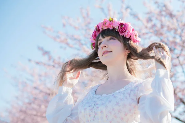 Retrato Jovem Mulher Caucasiana Com Flores Cereja Plena Floração — Fotografia de Stock