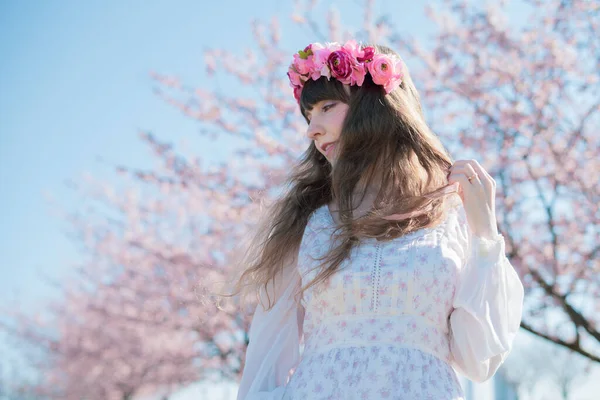 Retrato Jovem Mulher Caucasiana Com Flores Cereja Plena Floração — Fotografia de Stock