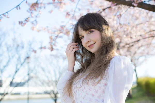 Portrait Jeune Femme Caucasienne Avec Des Fleurs Cerisier Pleine Floraison — Photo