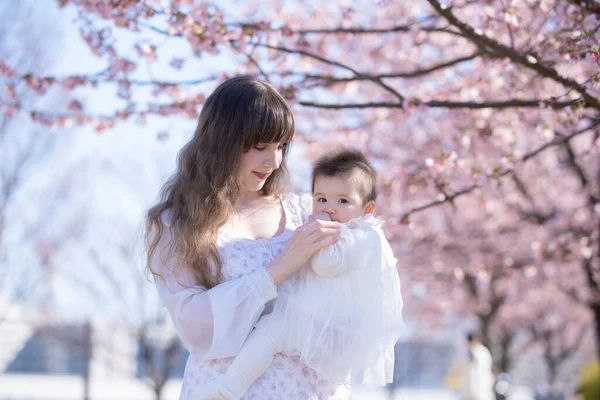 Young Caucasian Mother Baby Enjoying Row Cherry Blossoms Full Bloom — Stock Photo, Image