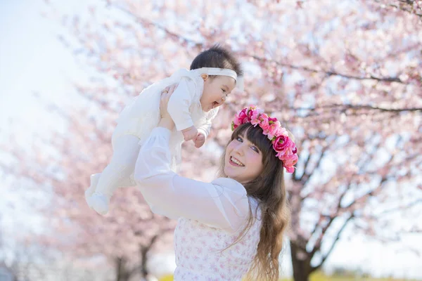 Młoda Kaukaska Matka Dziecko Cieszą Się Rzędem Kwiatów Wiśni Pełnym — Zdjęcie stockowe