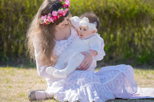 Ung Kaukasisk Mor Och Baby Klädd Korolla Leker Parken — Stockfoto