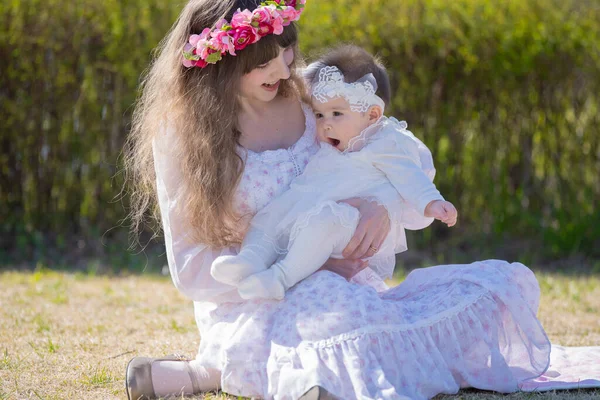 Jovem Mãe Branca Bebê Vestindo Corolla Brincando Parque — Fotografia de Stock