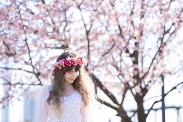 Retrato Jovem Mulher Caucasiana Com Flores Cereja Plena Floração — Fotografia de Stock