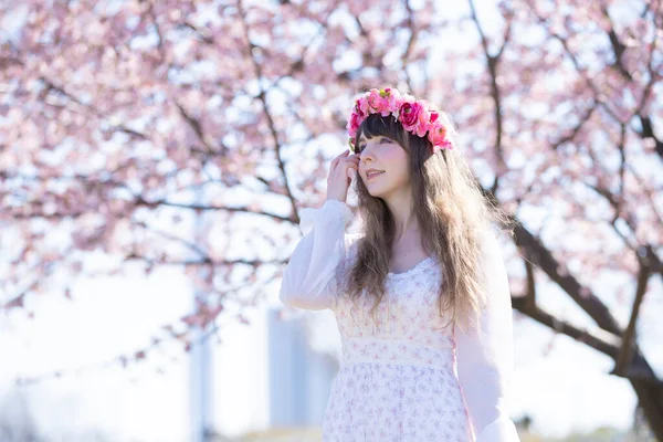 Retrato Jovem Mulher Caucasiana Com Flores Cereja Plena Floração — Fotografia de Stock