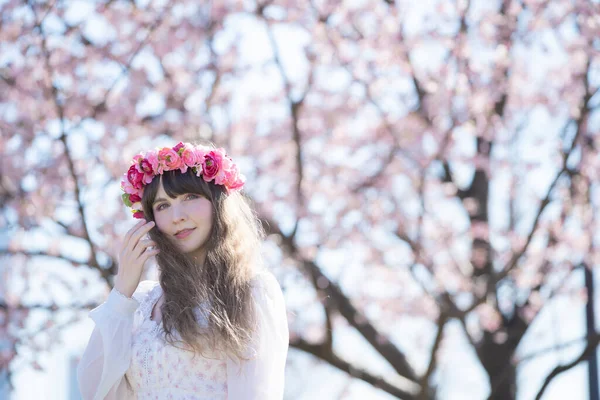 Retrato Jovem Mulher Caucasiana Com Flores Cereja Plena Floração — Fotografia de Stock