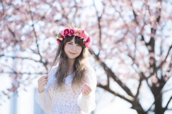 Fiatal Kaukázusi Portréja Cseresznyevirágzással Teljes Virágzással — Stock Fotó