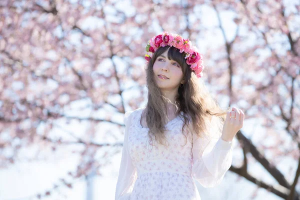 Porträt Einer Jungen Kaukasischen Frau Mit Kirschblüten Voller Blüte — Stockfoto