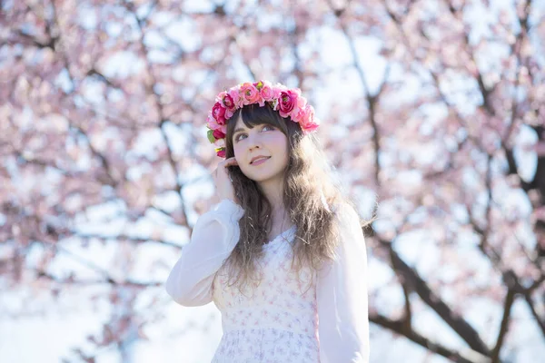 Portrait Jeune Femme Caucasienne Avec Des Fleurs Cerisier Pleine Floraison — Photo