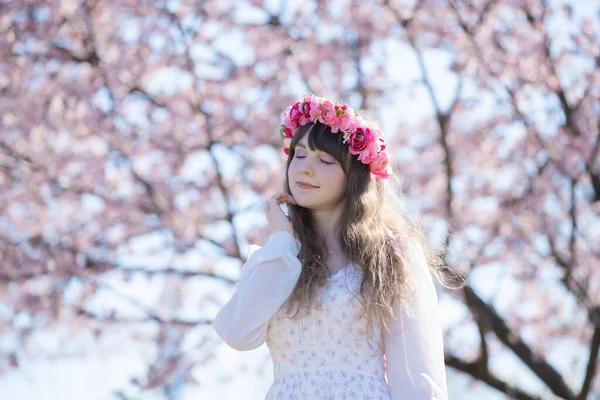 Portrait Jeune Femme Caucasienne Avec Des Fleurs Cerisier Pleine Floraison — Photo