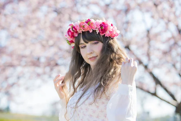 Retrato Jovem Mulher Caucasiana Com Flores Cereja Plena Floração — Fotografia de Stock