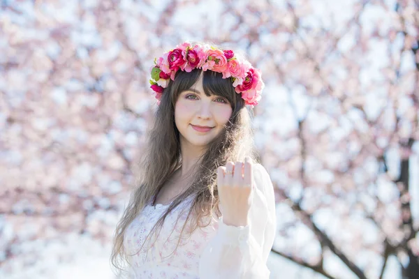 Retrato Jovem Mulher Caucasiana Com Flores Cereja Plena Floração — Fotografia de Stock