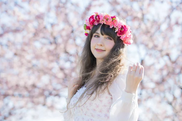 Retrato Jovem Mulher Caucasiana Com Flores Cereja Plena Floração — Fotografia de Stock