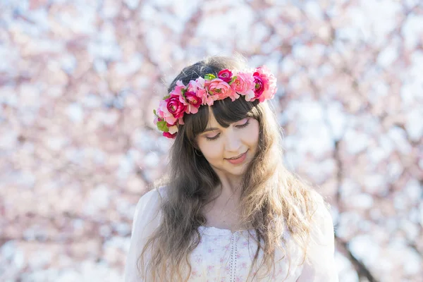 Retrato Jovem Mulher Caucasiana Com Flores Cereja Plena Floração — Fotografia de Stock