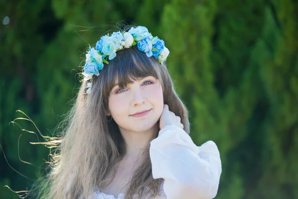 Retrato Jovem Caucasiano Feminino Corolla Azul Terra Verde — Fotografia de Stock